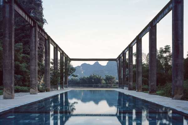 度假酒店內的泳池能隨意擁抱陽朔山水美景。 (圖／Alila Yangshuo Hotel，以下同)