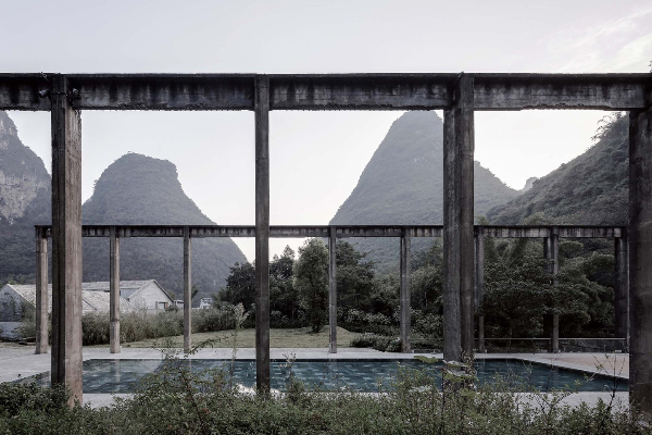 如電影場景般的露天泳池。