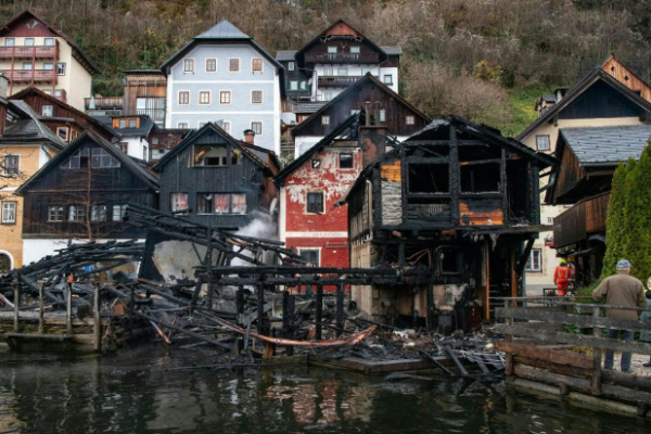 有四棟木屋近乎全毀。 (圖／AFP)