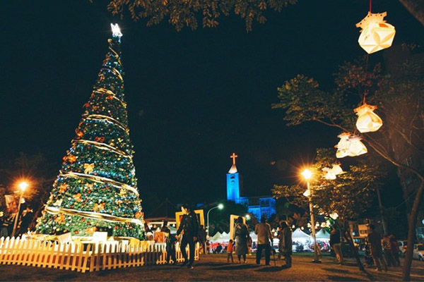 12月1日點亮9公尺高的繽紛聖誕樹，拉開花蓮聖誕系列活動的序幕。