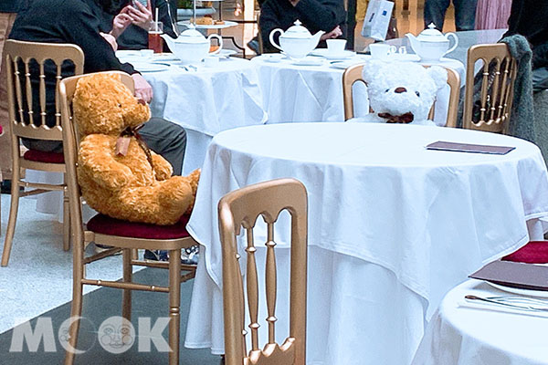 熊熊陪你一起喝下午茶。