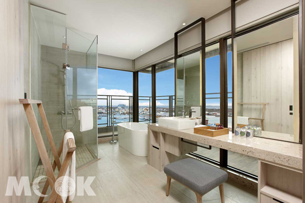 璀燦行館擁有環港的衛浴空間，讓泡澡還能配上無敵海景，每層樓只有1間的絕佳視野。