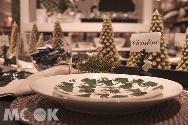 聖誕樹造型蠟燭，擺在餐桌上氣氛滿點。