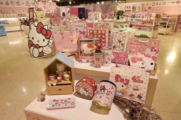 販售上百種Hello Kitty周邊商品的商品區。