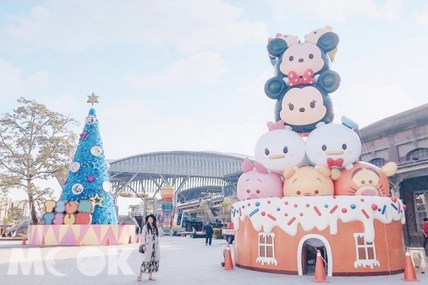 舊臺中火車站站前廣場有可愛的「TSUM TSUM」薑餅屋、聖誕樹。（圖／miss9290）