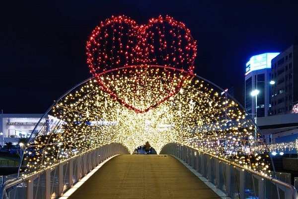 基隆的海洋廣場裝飾愛心許願橋。（圖／基隆市政府，下同）