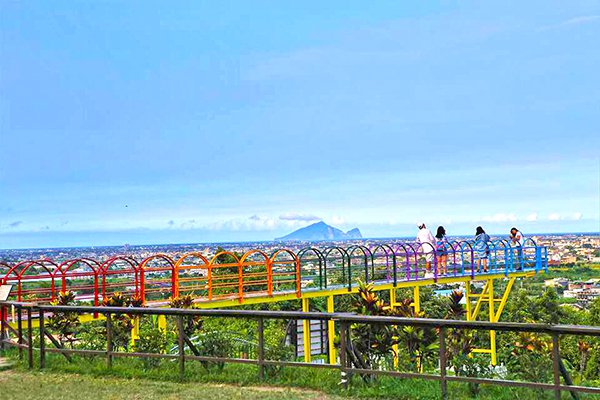 長25公尺的彩虹天空步道能遠眺龜山島。 (圖／A-maze兔子迷宮咖啡餐廳)