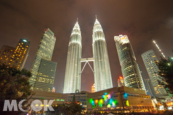 首都吉隆坡節次鱗比的高樓，節慶感與設計感十足！最適合在高空酒吧、餐廳感受城市美景與繁華夜景！