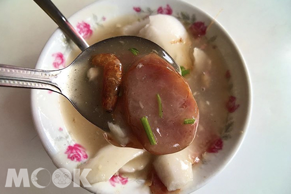 肉粿內會加入香腸、鹹豬肉及櫻花蝦做配料。 (圖／alextrip_photographer)