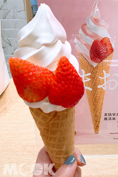 日本草莓霜淇淋 125元。