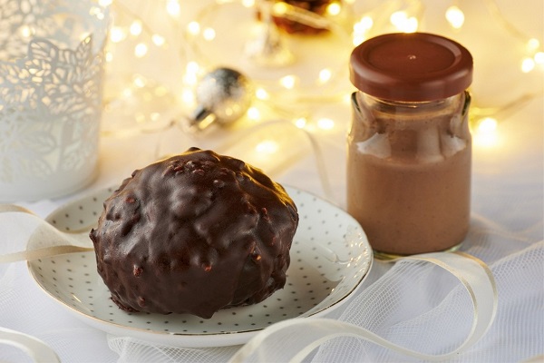 「經典巧克力菠蘿泡芙」售價59元、「經典巧克力布丁」售價55元。