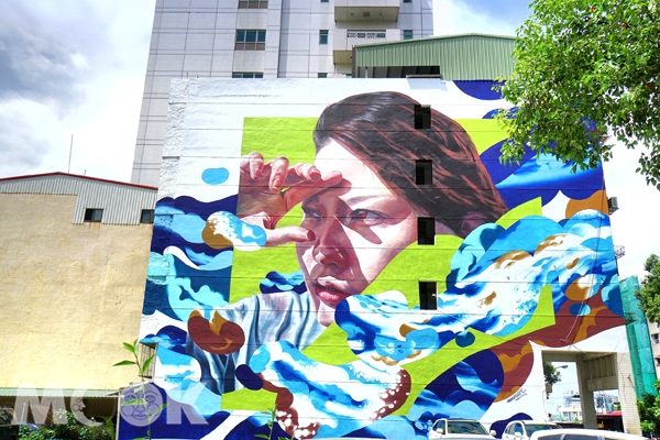 來自大阪藝術家創作的「天空」，以藍天、海洋作為創作背景，是今年第一幅完成的巨牆作品。