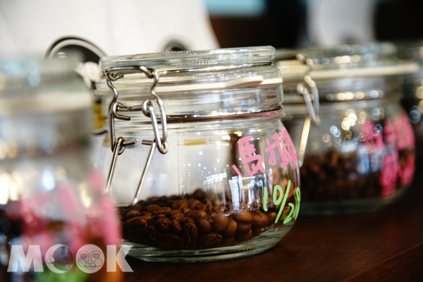 嚴選世界精品生豆數十種，並提供掛耳式咖啡客製服務。