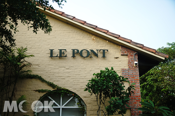 LE PONT樂朋宛如法國波爾多酒莊的建築，別有異國風情。