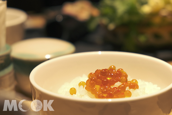 附有鮭魚卵的白米飯。