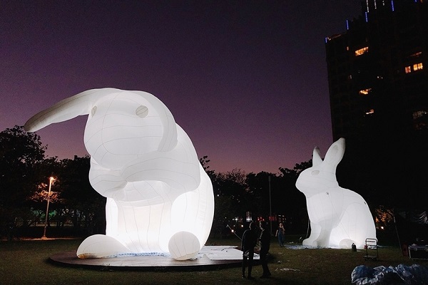 台北白晝之夜大受歡迎的巨大白兔此次在新竹公園回歸登場。（圖／新竹市政府）
