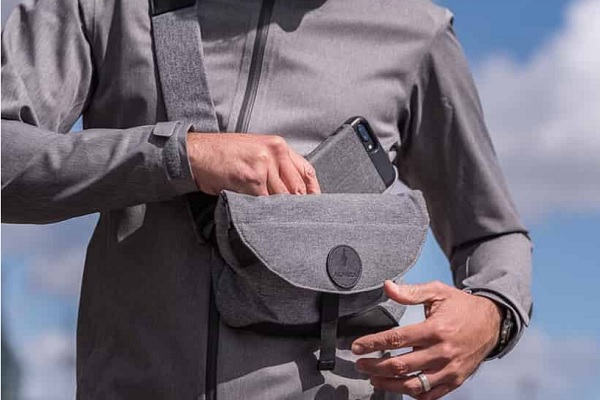 除了旅遊防盜小技巧，還可選用實用的防盜好物，降低風險。