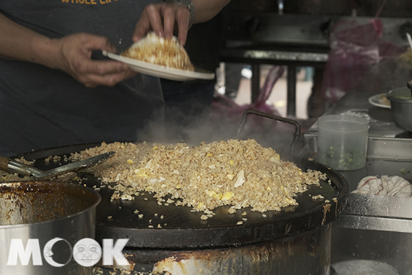 以鐵板大火快炒的魩仔魚炒飯。