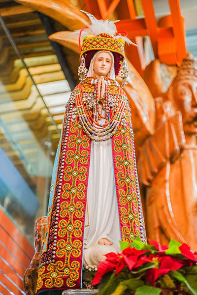 身穿原住民傳統服飾的聖母像，一樣聖潔又十分獨特。