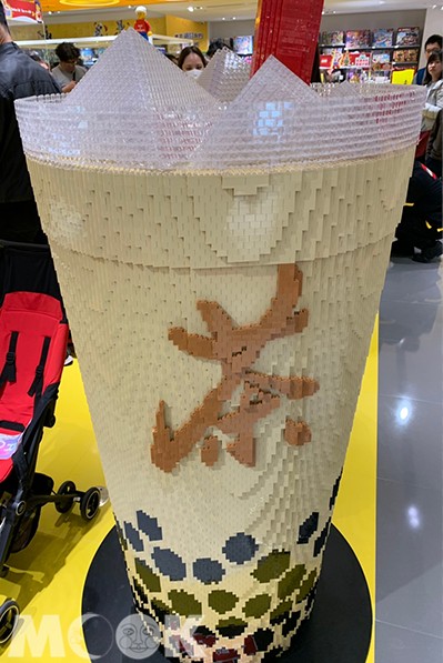 呼應專賣店位於台灣，店裝也擺設有「珍珠奶茶」的大型積木作品。