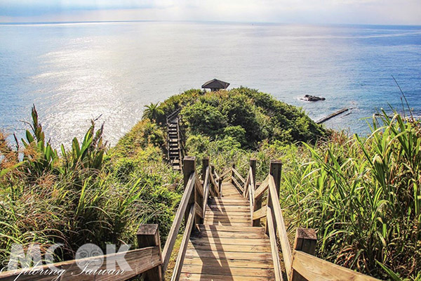 大石鼻山步道凸出的海岬地形，可以看到三面環海的療癒美景。（圖／taiwan_explorer2019）