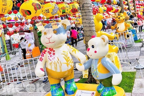 首次與台灣泰迪熊協會合作，展出18隻不同特色的泰迪熊。