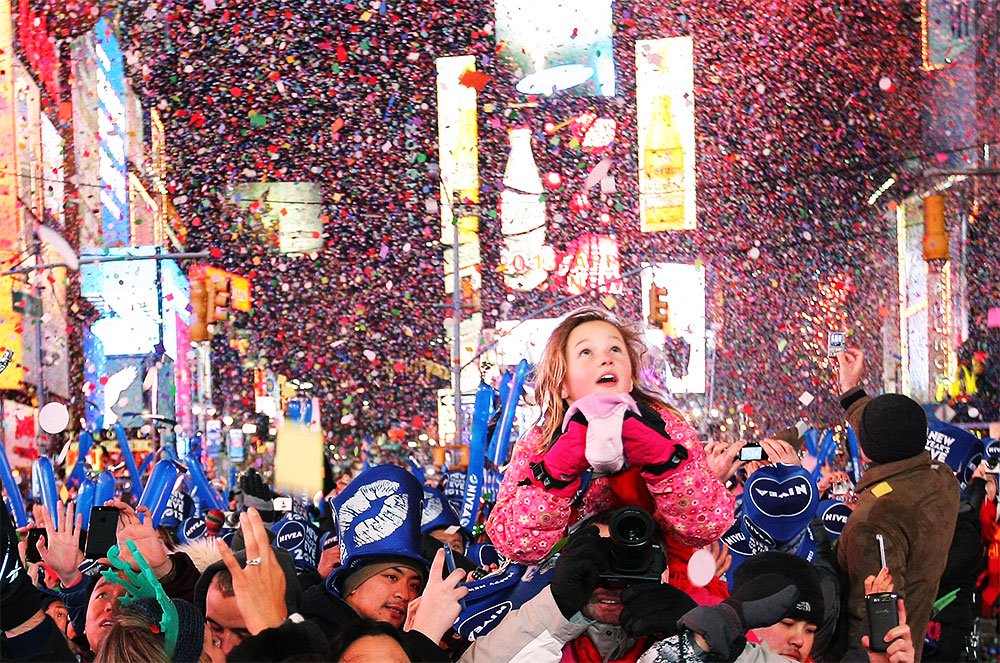 每年跨年夜，紐約廣場總擠滿了人，期待繽紛紙屑炸開的瞬間，宣告新年到來。(圖／balldrop）