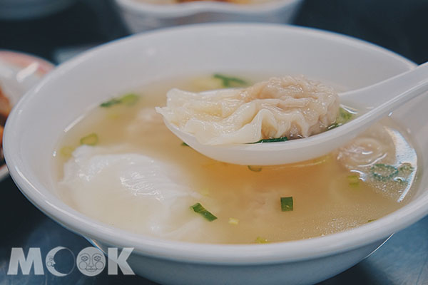 餛飩湯加蛋包。