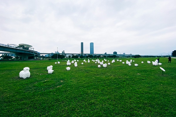 《詩步領羊》藝術作品之前在台南、高雄等地展出，此次移師到新北大都會公園。