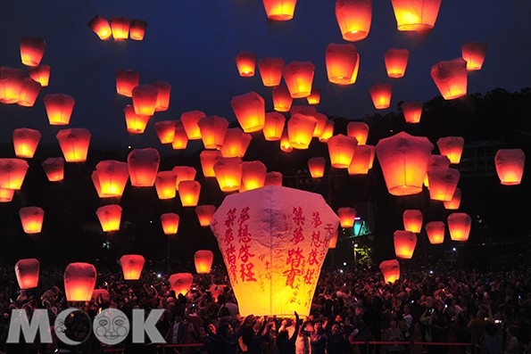 天燈冉冉升起已是國際聞名的台灣代表性觀光景點畫面。(圖／新北市政府，以下同)