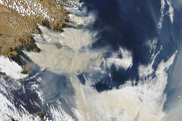 從太空可看見澳洲東南沿海皆被濃煙所覆蓋。 (圖／NASA)