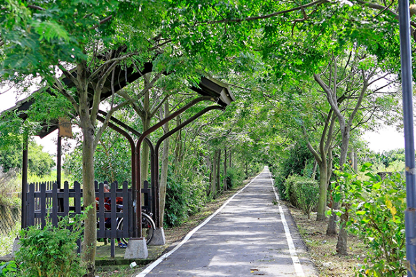 朴子溪自行車道沿途可欣賞到田園聚落、濕地生態及漁村風光。