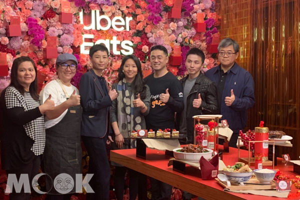 美食品牌一同參加 Uber Eats 年菜活動，右二是經營餐飲品牌有成的阿緯。