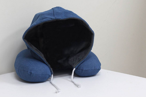 附帽設計的記憶棉材質旅行枕頭，可遮蔽光線，睡覺時不僅不用擔心窗外強光也能保有隱私。