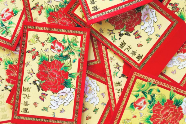 包紅包是中國傳統農曆春節的習俗，希望能祝福對方來年順利。 (圖／BURST)