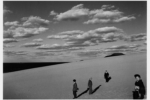 植田正治，有妻子的沙丘風景，1950    ©Shoji Ueda Office.(圖／均勻製作)