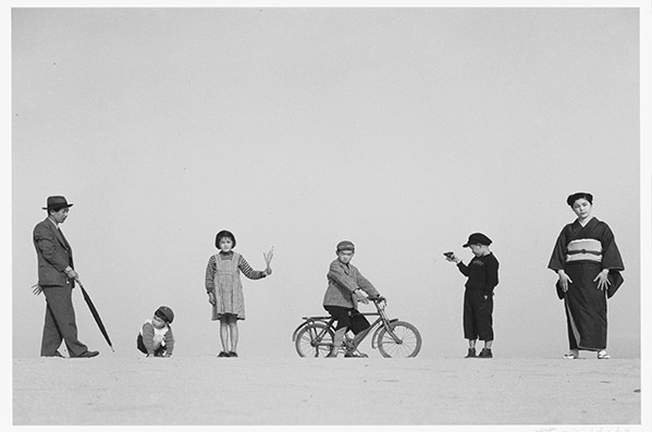 植田正治，爸爸、媽媽、與孩子們，1949    ©Shoji Ueda Office 。(圖／均勻製作)