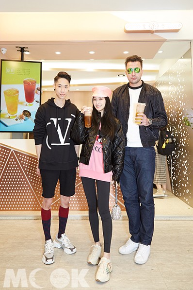 (由左至右) 斐萃光澤茶創辦人 Jimmy 、時尚女藝人王思佳小姐與知名男模黃志瑋先生。(圖／斐萃光澤茶)