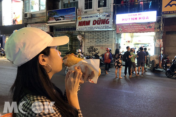 號稱胡志明市最好吃的越式法國麵包「Bánh mì Huỳnh Hoa」，一份50元台幣，比臉還大份量十足。