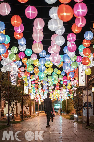 桂花巷藝術村的燈海像是繽紛的柑仔糖，十分可愛。（圖／tw.luoyin）