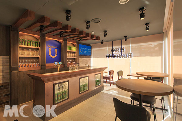 「X-STORE 3星海灣門市」首創全台「智能+複合」的未來超商，「自助體驗區」、「迷你商店」呈現科技風設計，更首創門市內設置酒吧區「柏克金啤酒複合店」。