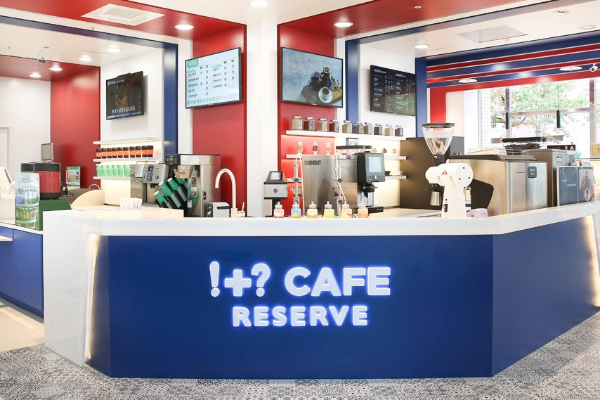 小七打造全新精品咖啡品牌「!+? CAFE RESERVE」不可思議咖啡館。 (圖／7-ELEVEN)