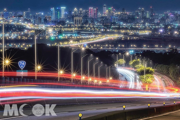 台74甲線的夜景伴隨車軌，讓畫面更加豐富。 (圖／bb211019)