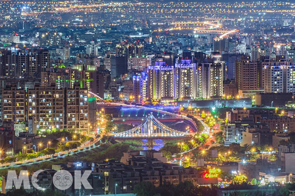 大坑9號步道上的夜景，可遠眺十一期重劃區都市景緻。(圖／bb211019)