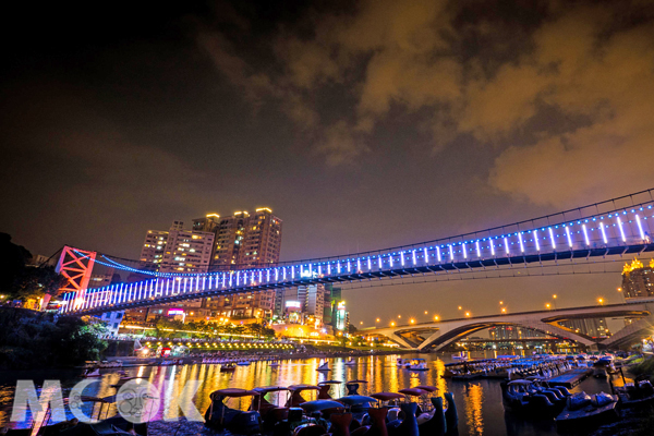 碧潭吊橋美麗的夜色。 (圖／新北市政府)