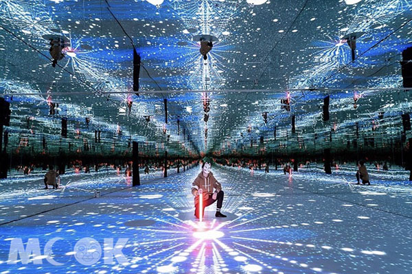 台中軟體園區 Dali Art藝術廣場地下室的新景點「宙影幻鏡」新媒體體驗展。(圖／chinling_kuo)