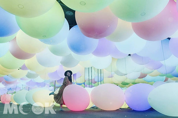 體驗展裡的展區「宙」，超過500顆超大互動氣球燈。