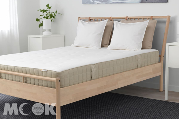 天然的乳膠、棉、羊毛材質製成的HIDRASUND雙人獨立筒彈簧床墊。