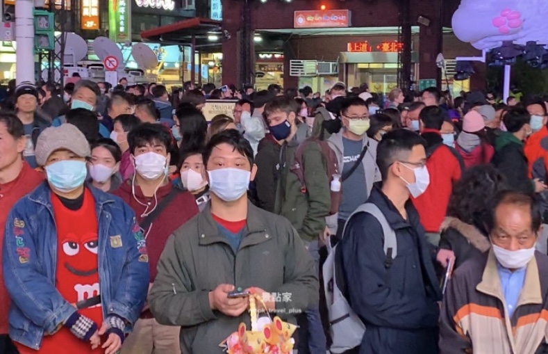 因應防疫，多數台灣民眾至公共場所會戴上口罩。（圖 / 景點家張盈盈）