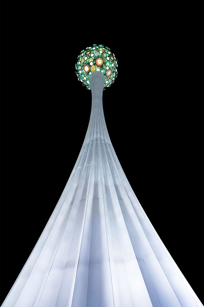《仙泡兒》是由彩色玻璃球體及百褶裙擺柱身組合成蒲公英雌蕊意象。